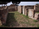 04420 ostia - regio i - insula xiv - terme del bagnino buticosus (i,xiv,8) - porticus - 2. raum von norden - bli ri westen - 09-2023.jpg